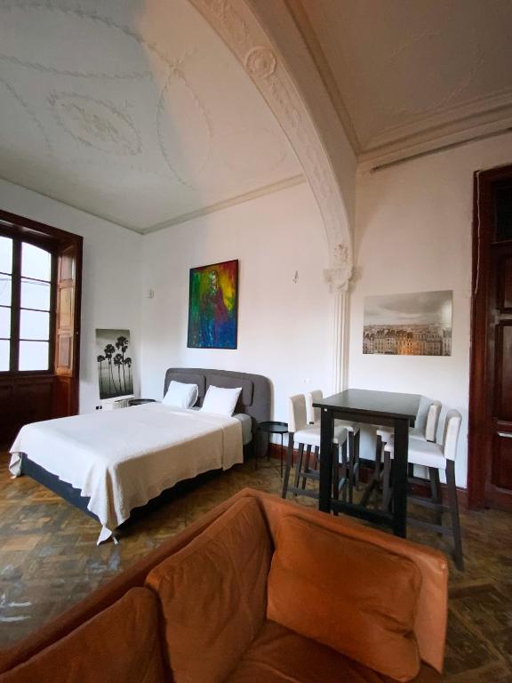 Postel nebo postele na pokoji v ubytování Small Double Room in Shared Colonial Guesthouse