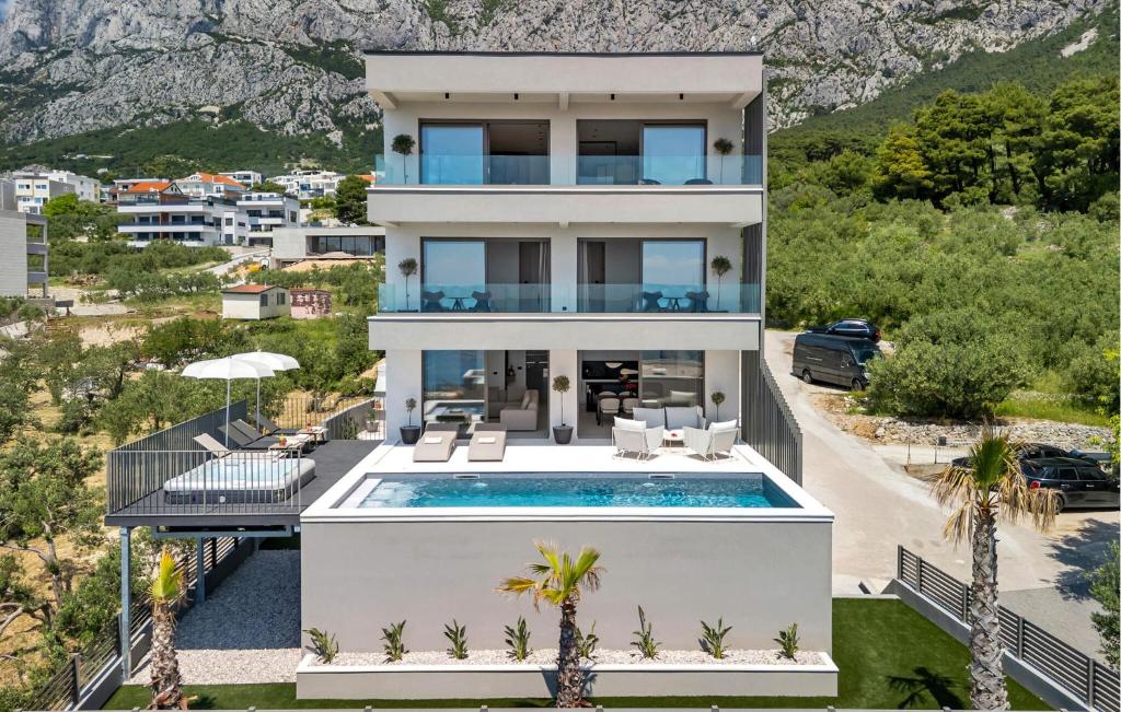 una vista aérea de una casa con piscina en Villa Ines, en Makarska