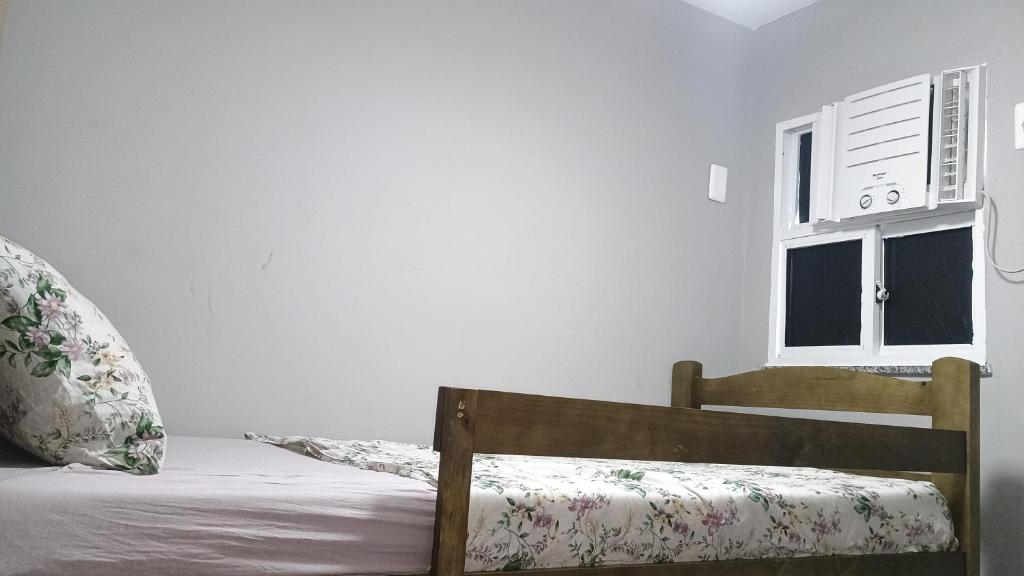 a bedroom with a bed and a window at Hospedagem Cinelândia AP 617 in Rio de Janeiro