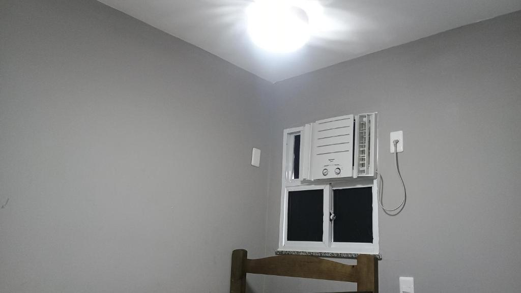 a room with a window and a light on the ceiling at Hospedagem Cinelândia AP 617 in Rio de Janeiro