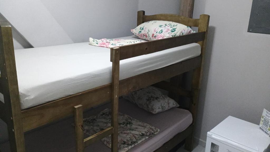 a couple of bunk beds in a room at Hospedagem Cinelândia AP 617 in Rio de Janeiro