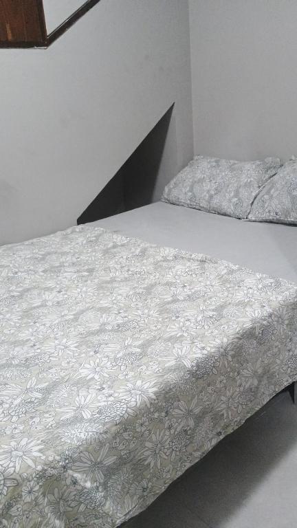 two beds sitting next to each other in a bedroom at Hospedagem Cinelândia AP 617 in Rio de Janeiro