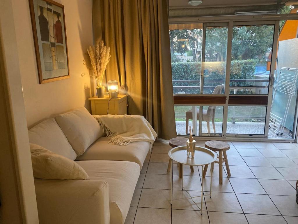 un salon avec un canapé et une table dans l'établissement Studio 50M de la mer, à Saint-Laurent-du-Var