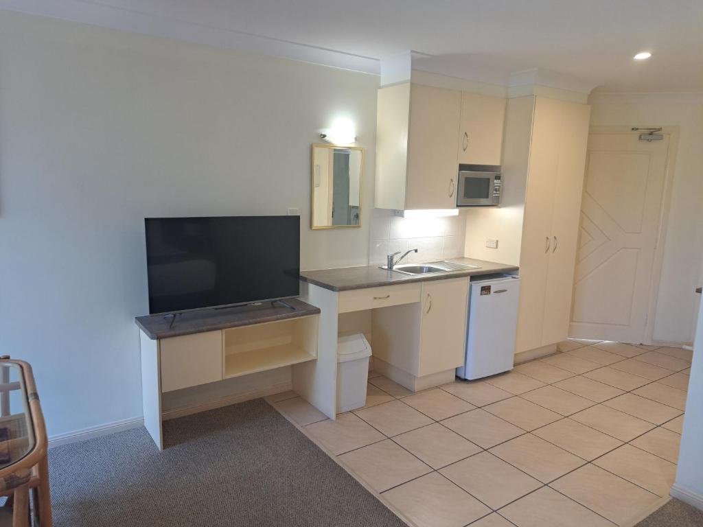Kuchyň nebo kuchyňský kout v ubytování Sawtell Motor Inn