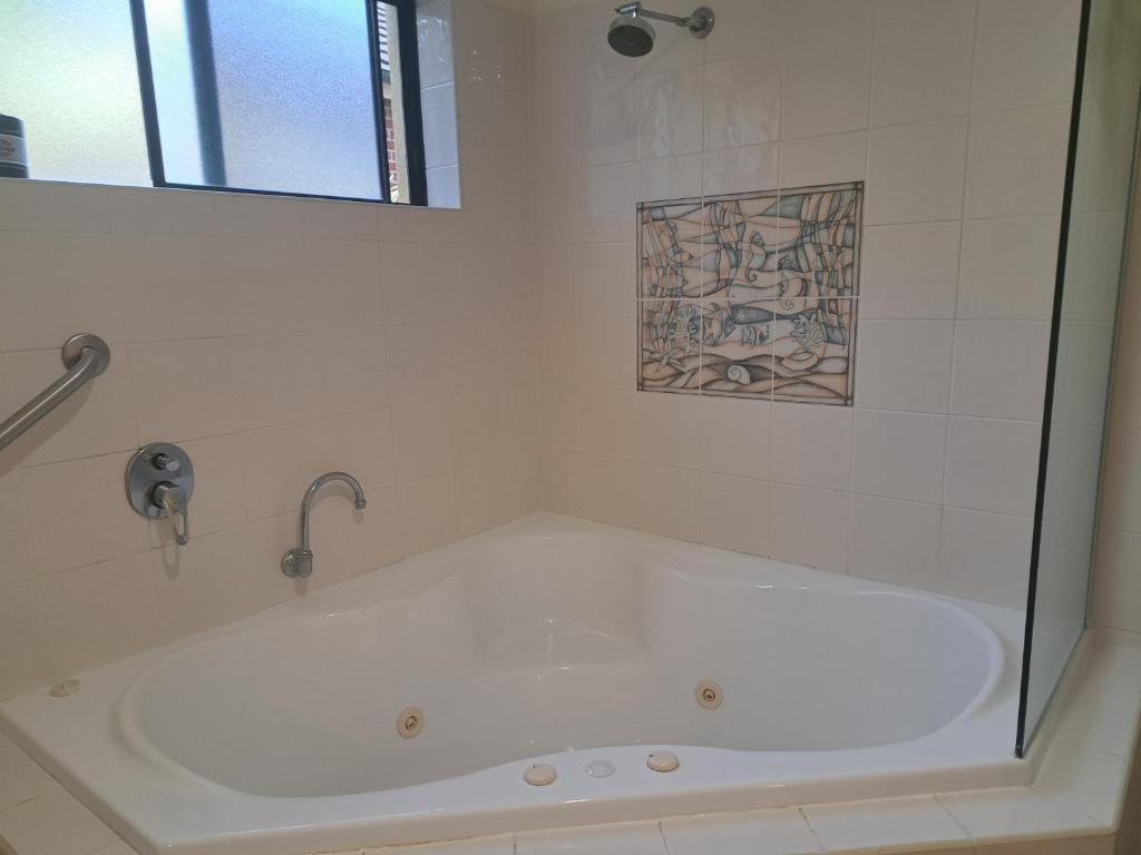 Koupelna v ubytování Sawtell Motor Inn