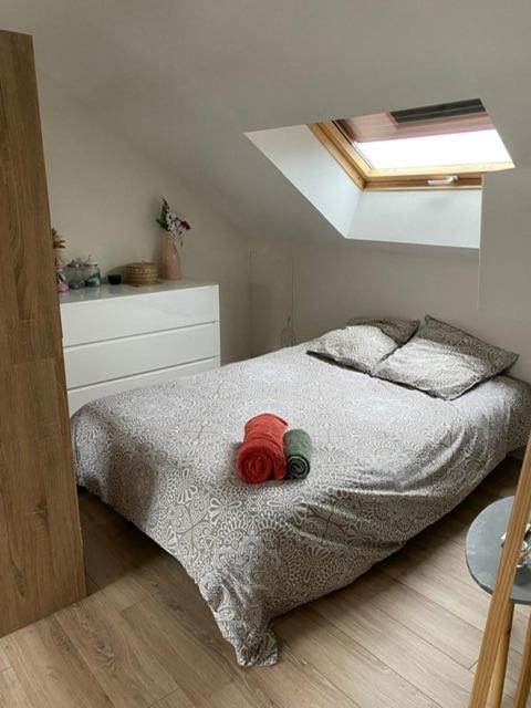 une chambre avec un lit avec un animal en peluche dessus dans l'établissement Chambre chaleureuse dans une Mancelle, à La Celle-sous-Gouzon