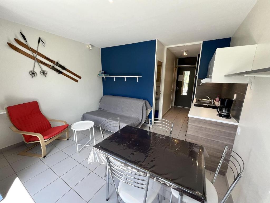 une cuisine et un salon avec une table et des chaises dans l'établissement Studio rénové proche pistes et commerces avec balcon pour 4 personnes - FR-1-425-234, à Arâches-la-Frasse