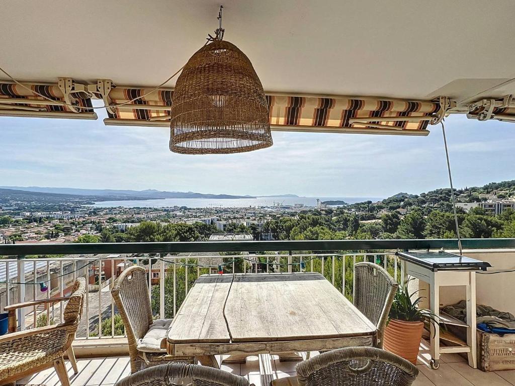 une table et des chaises sur un balcon avec vue dans l'établissement Appartement T4 avec vue mer à La Ciotat, wifi et parking inclus - FR-1-770-52, à La Ciotat