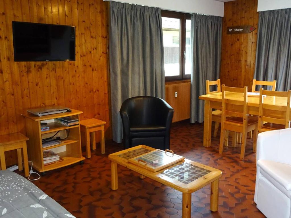 un salon avec un lit, une table et une salle à manger dans l'établissement Appartement 3 pièces - 7 pers - Confort - Parking - Les Gets - FR-1-802-96, aux Gets