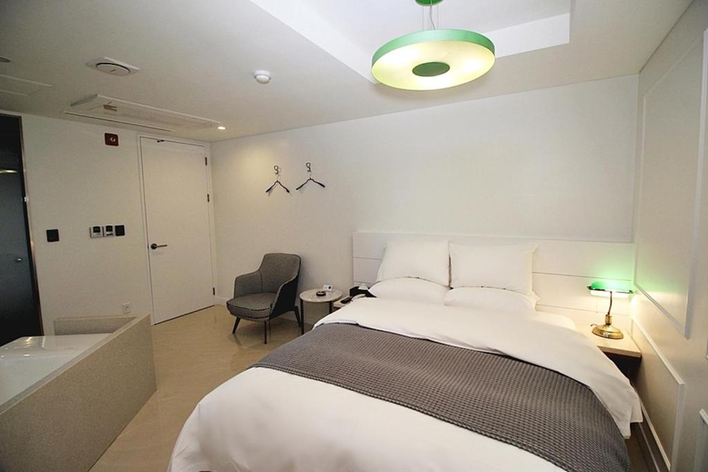 Postel nebo postele na pokoji v ubytování Hapjeong Circle Hotel