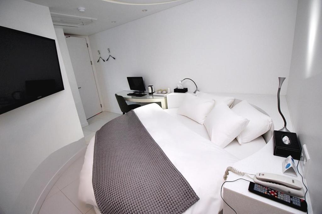 Postel nebo postele na pokoji v ubytování Hapjeong Circle Hotel