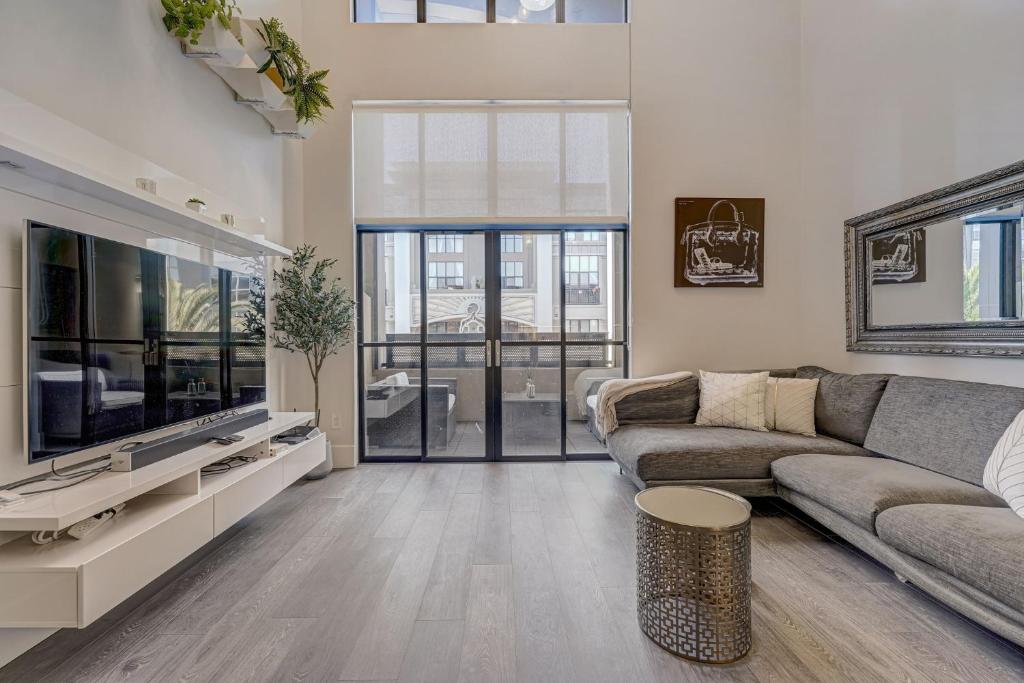 Μια τηλεόραση ή/και κέντρο ψυχαγωγίας στο Modern Luxury Loft facing Santana Row with Balcony