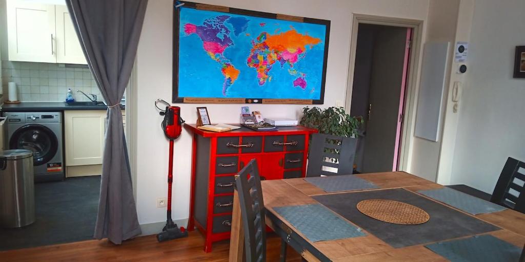 une cuisine avec une table et un monde projeté sur le mur dans l'établissement L'antre, à Rouen