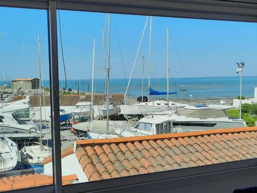 - une vue sur un port de plaisance avec des bateaux dans l'établissement Maison à l'Herbaudière - Vue sur port, 4 pers, proche plage - FR-1-823-145, à Noirmoutier-en-l'lle