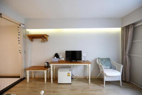 TV a/nebo společenská místnost v ubytování SERENITY HOSTEL & MINI Bar126