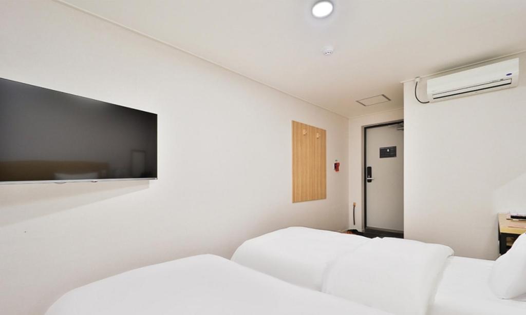 Postel nebo postele na pokoji v ubytování Haeundae Dongbeck Hotel