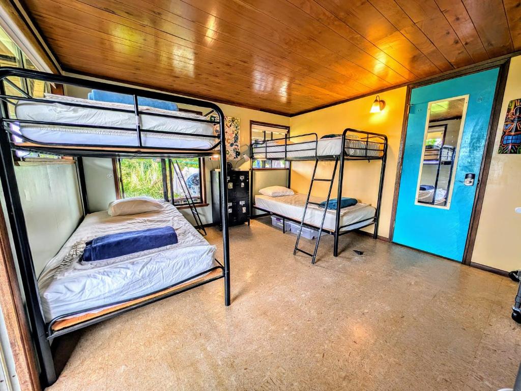 Postel nebo postele na pokoji v ubytování Hamakua Guesthouse