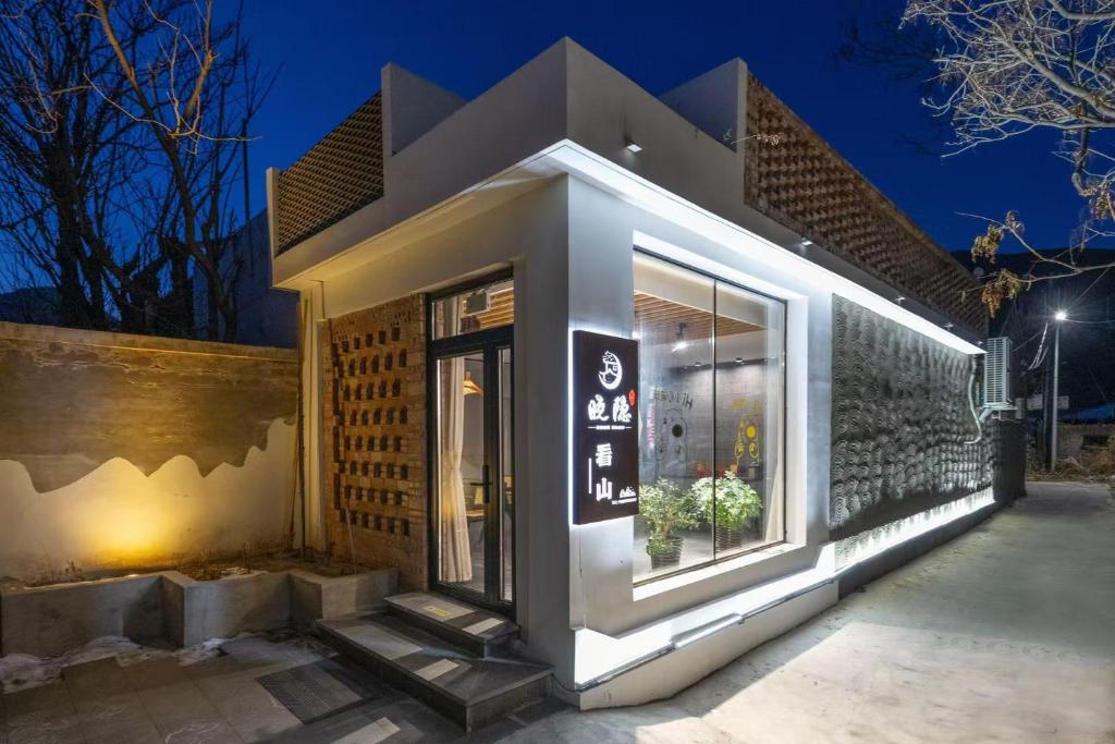 a small house with a window on the side of it at View Ridge Xiaoyin B&B in Niupenyu