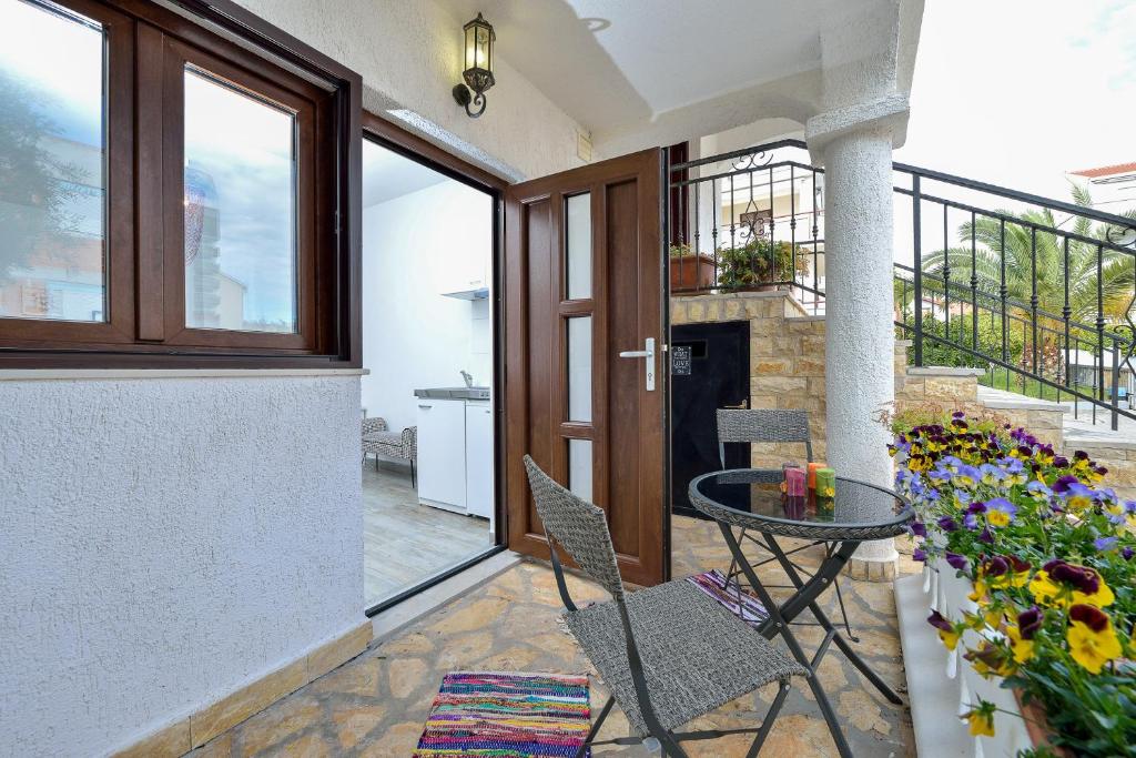 Apartments and a Room Ina - 18