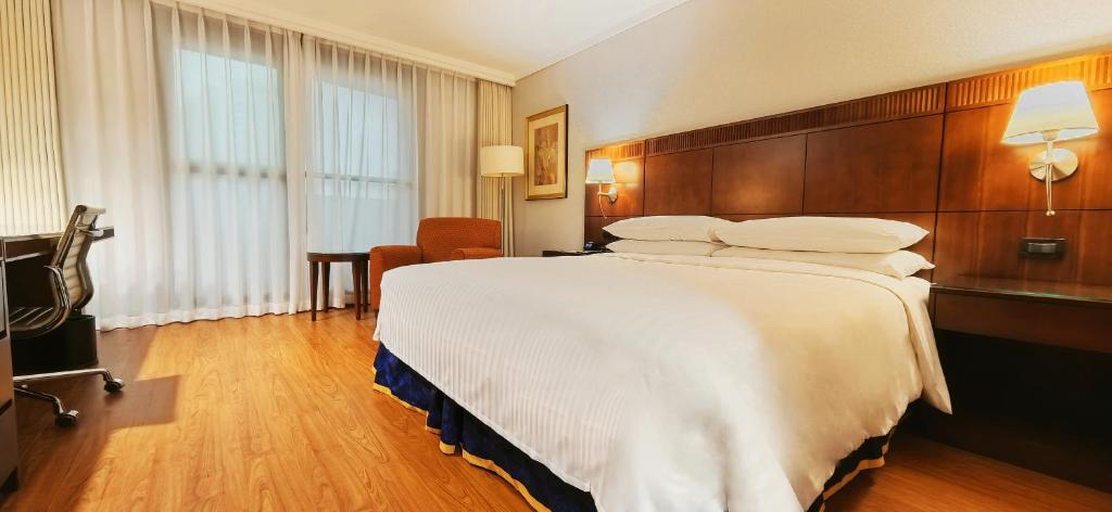 Postel nebo postele na pokoji v ubytování Courtyard By Marriott Shanghai Pudong