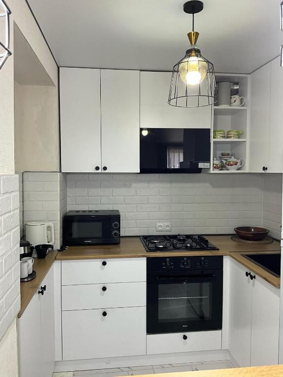 Kuchyň nebo kuchyňský kout v ubytování Cozy Apartment