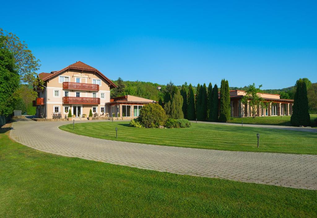 Garður fyrir utan Hotel Honti Wellness és Konferencia Szálloda
