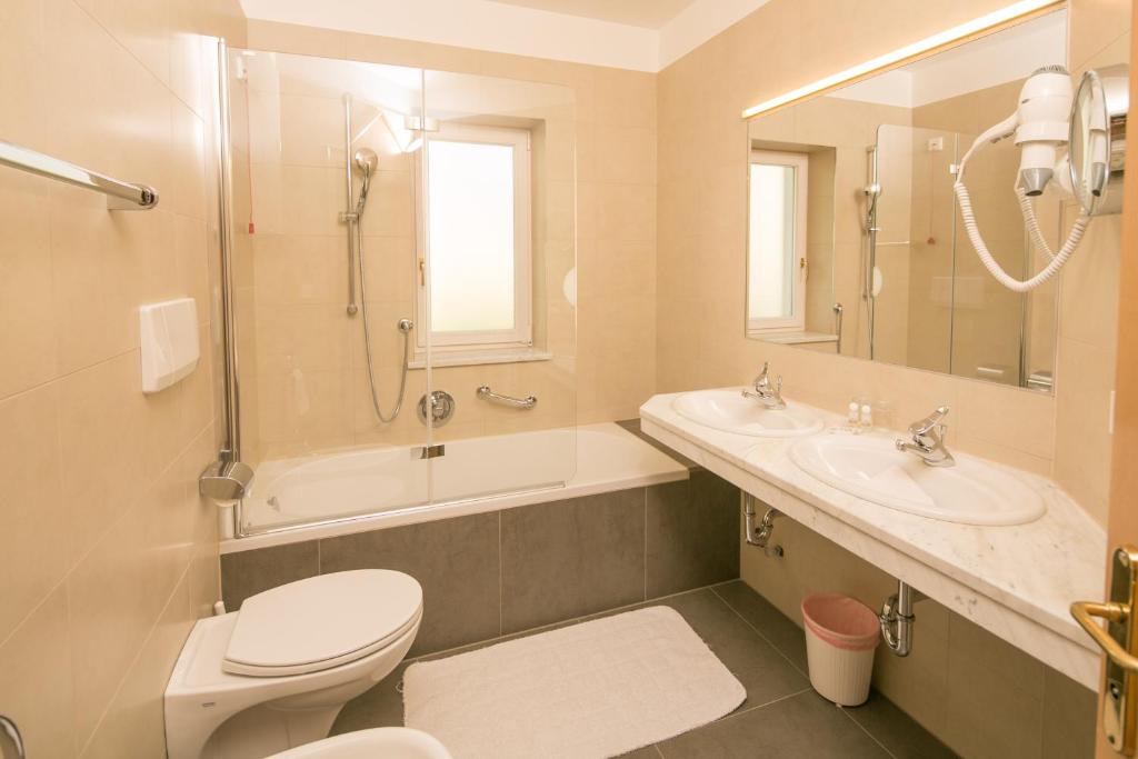 Hotel Goldenes Roessl-adults only - Superior Triple Room With Balcony