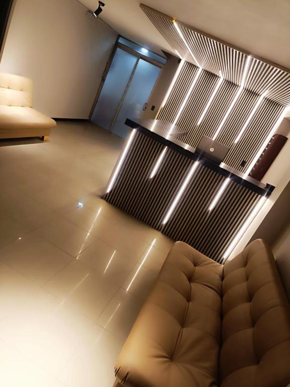 メデジンにあるHotel Golden 70のソファと椅子のあるリビングルーム