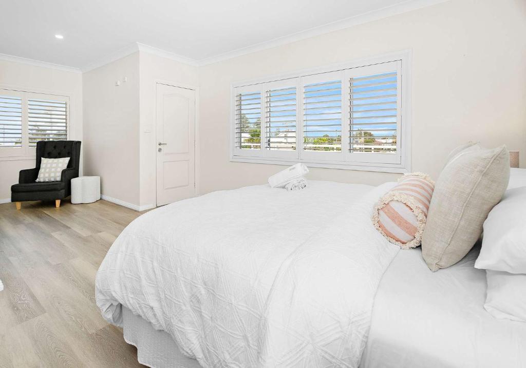 Postel nebo postele na pokoji v ubytování Shellharbour Poolside Escape