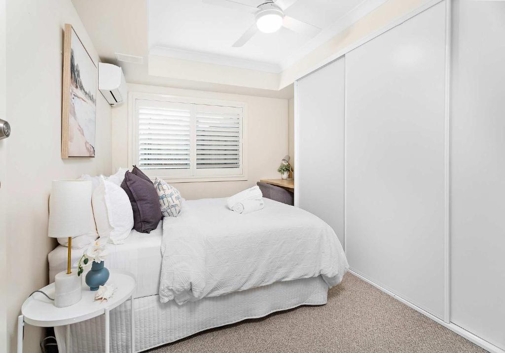 Postel nebo postele na pokoji v ubytování Shellharbour Poolside Escape