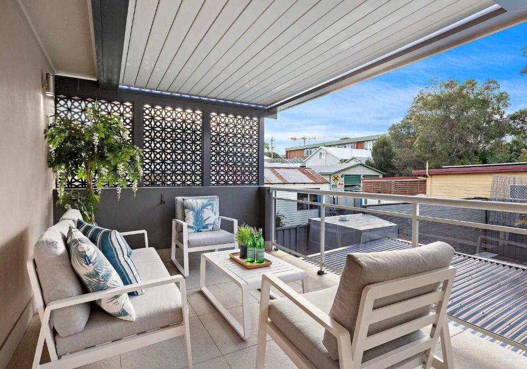 Balkón nebo terasa v ubytování Shellharbour Poolside Escape