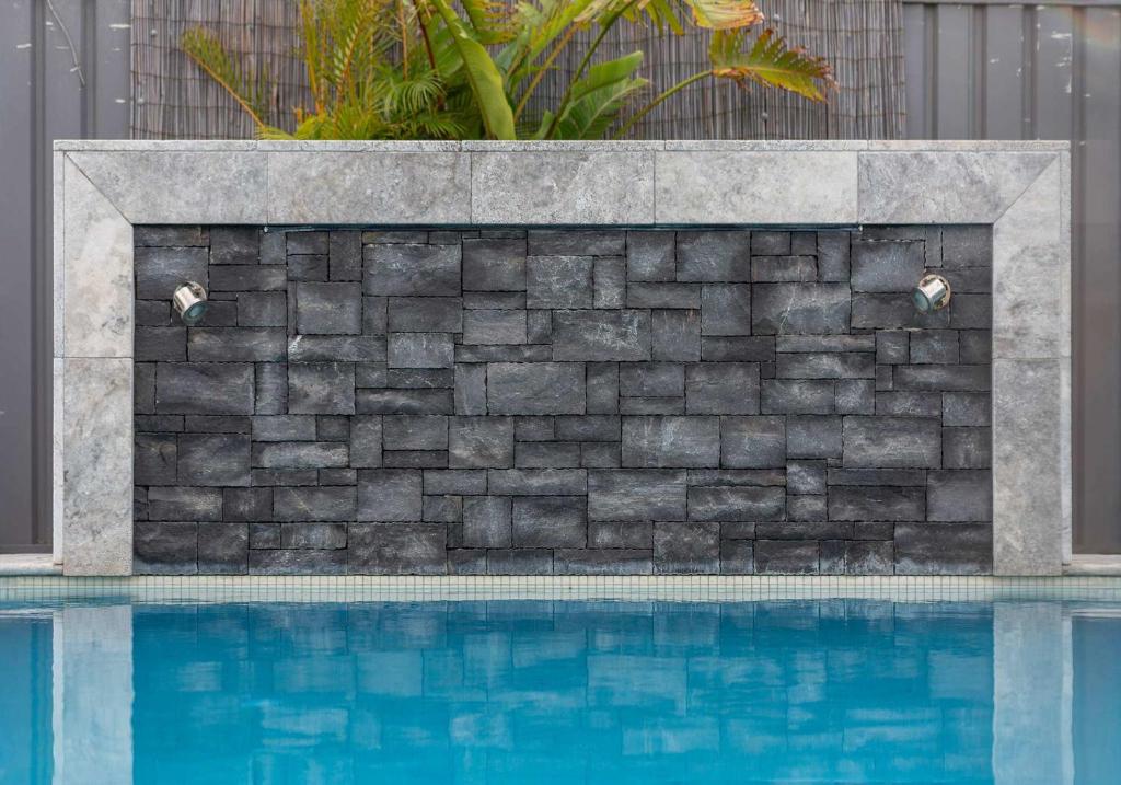 Bazén v ubytování Shellharbour Poolside Escape nebo v jeho okolí
