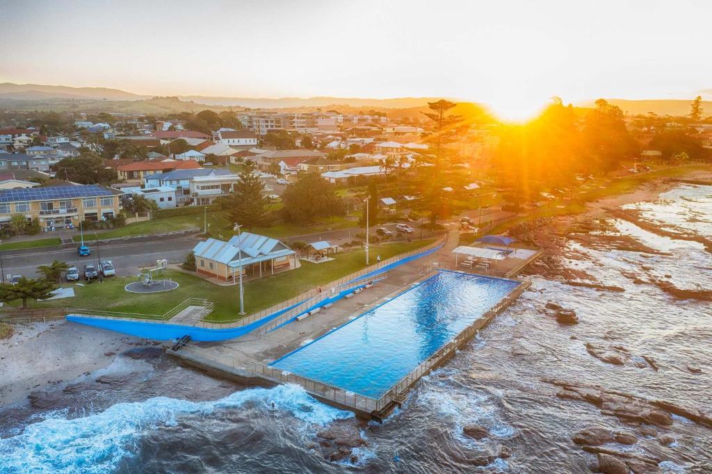 Bazén v ubytování Shellharbour Poolside Escape nebo v jeho okolí