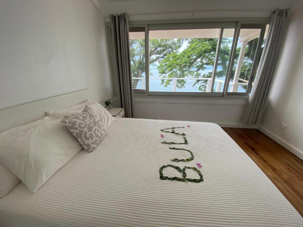 Postel nebo postele na pokoji v ubytování Waterfront modern 3br home Vale Ni Vonu
