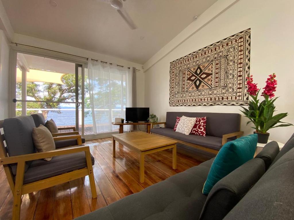 Posezení v ubytování Waterfront modern 3br home Vale Ni Vonu