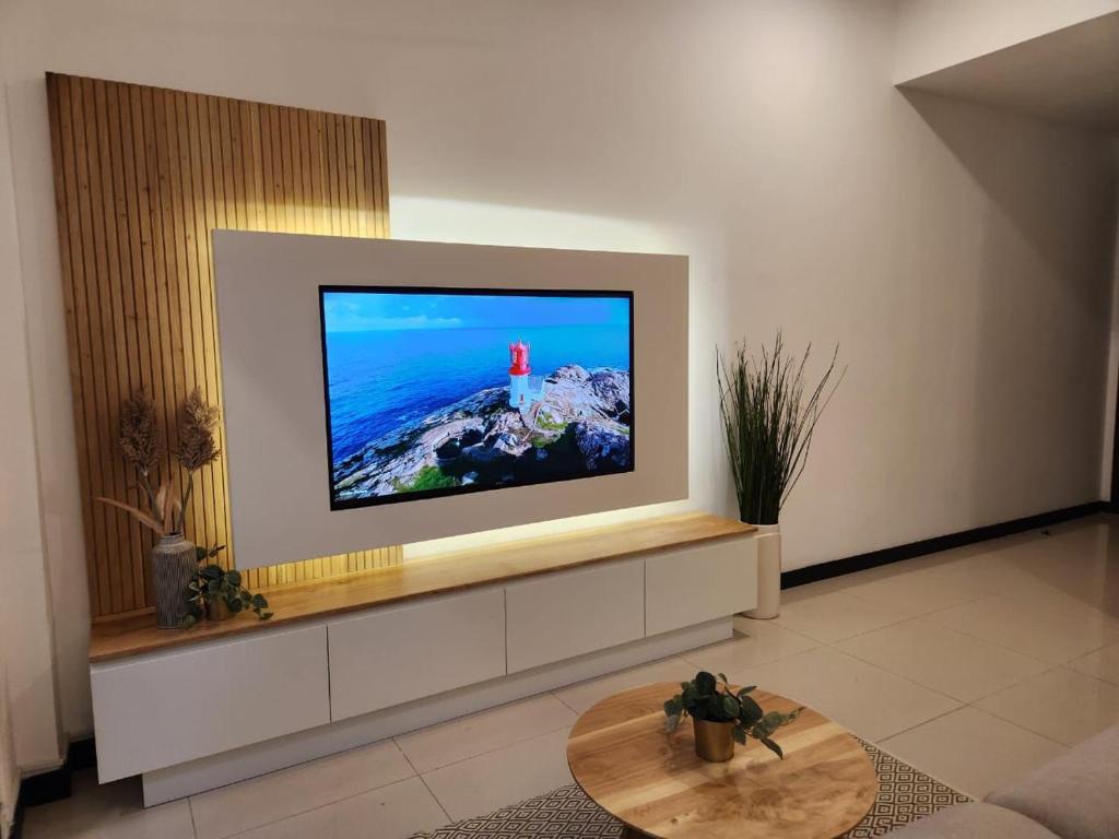 Μια τηλεόραση ή/και κέντρο ψυχαγωγίας στο Colombo Royal Suites