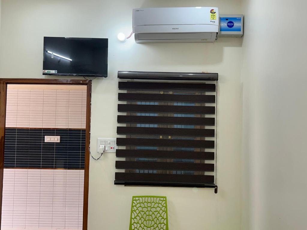 TV a/nebo společenská místnost v ubytování Kusum Home stay Near Ram Mandir Gate 200 -300 Meter , Near Hanuman gari Mandir, Jain mandir , railway station Goverment hosiptal , launch , Breakfast available, Free pick up Ayodhya dham railway station , airport pickup ,Ayodhya cant pickup