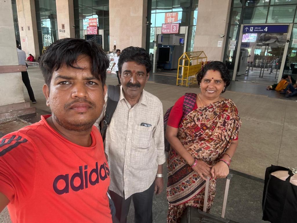 Hosté ubytování Kusum Home stay Near Ram Mandir Gate 200 -300 Meter , Near Hanuman gari Mandir, Jain mandir , railway station Goverment hosiptal , launch , Breakfast available, Free pick up Ayodhya dham railway station , airport pickup ,Ayodhya cant pickup