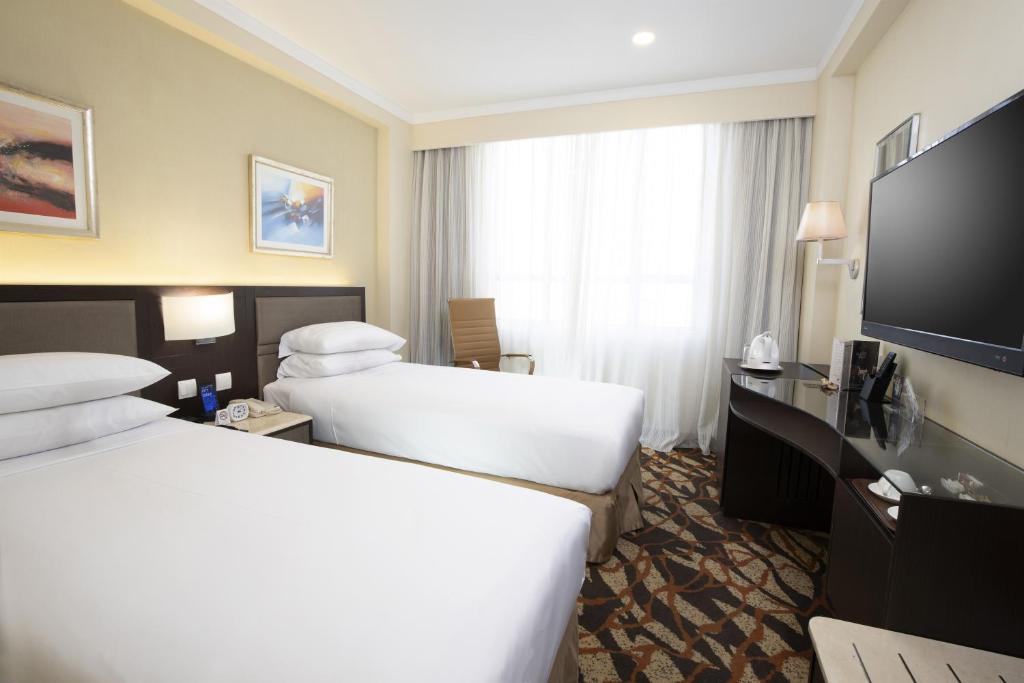 Letto o letti in una camera di Metropark Hotel Kowloon