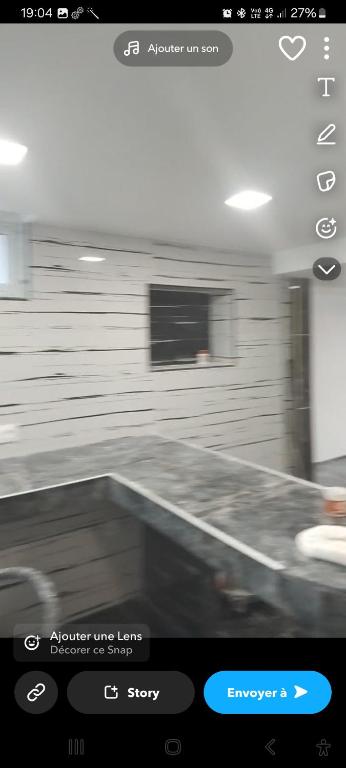 une capture d'écran d'une cuisine avec une image floue dans l'établissement Très bel appartement entièrement équipée disponible fin juin début juillet, à Woippy