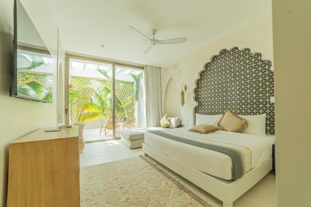 Телевизор и/или развлекательный центр в Sana Tulum Beachfront Boutique Hotel