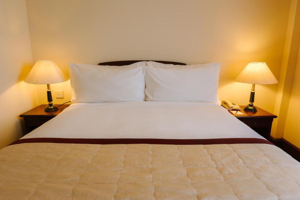 Postel nebo postele na pokoji v ubytování Du Parc Hotel Dalat