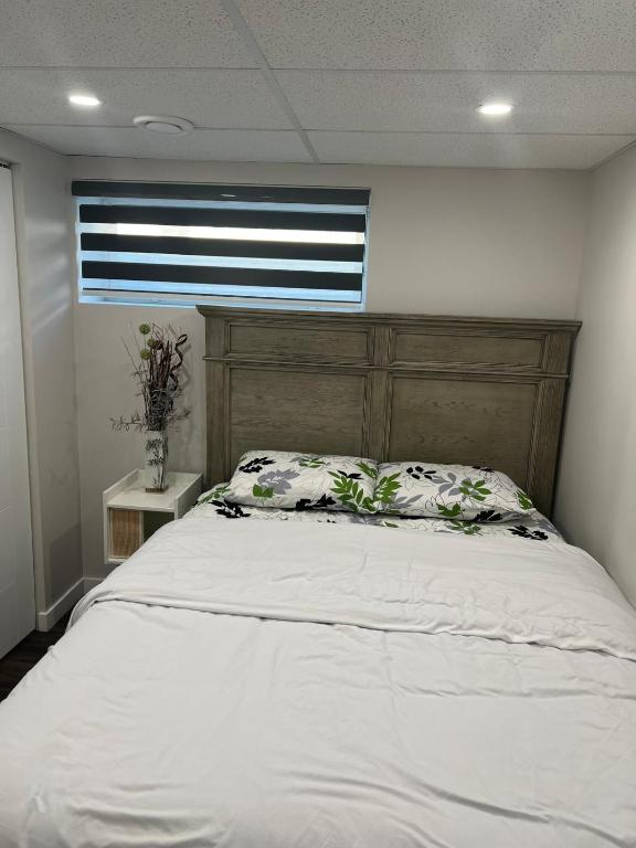 Postel nebo postele na pokoji v ubytování Guest suite in Transcona