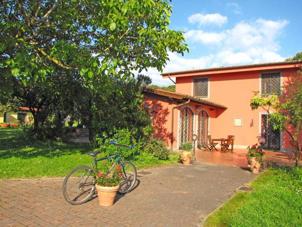 una bicicleta estacionada frente a una casa en B&B Ai Glicini - Castelli Romani, en Marino
