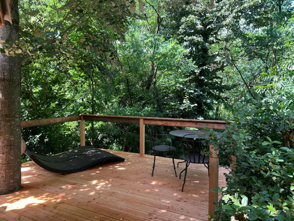 - une terrasse couverte avec un hamac et une table dans l'établissement Modern Container In Saint-Jean-Du-Gard, à Saint-Jean-du-Gard