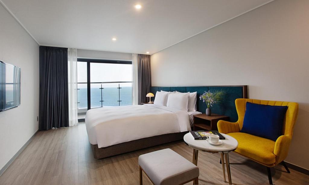 Postel nebo postele na pokoji v ubytování Busan Yeongmu Parade Hotel Haeundae Beach