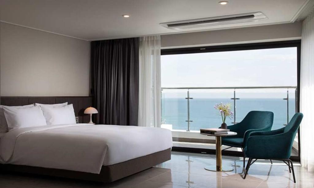 Postel nebo postele na pokoji v ubytování Busan Yeongmu Parade Hotel Haeundae Beach