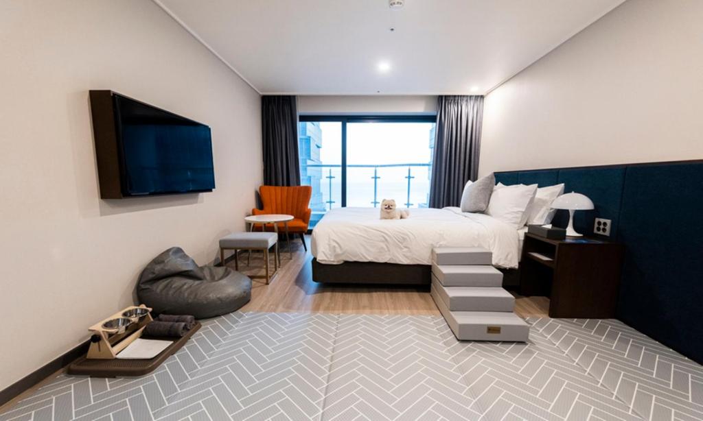 Postel nebo postele na pokoji v ubytování Busan Yeongmu Parade Hotel Haeundae Beach