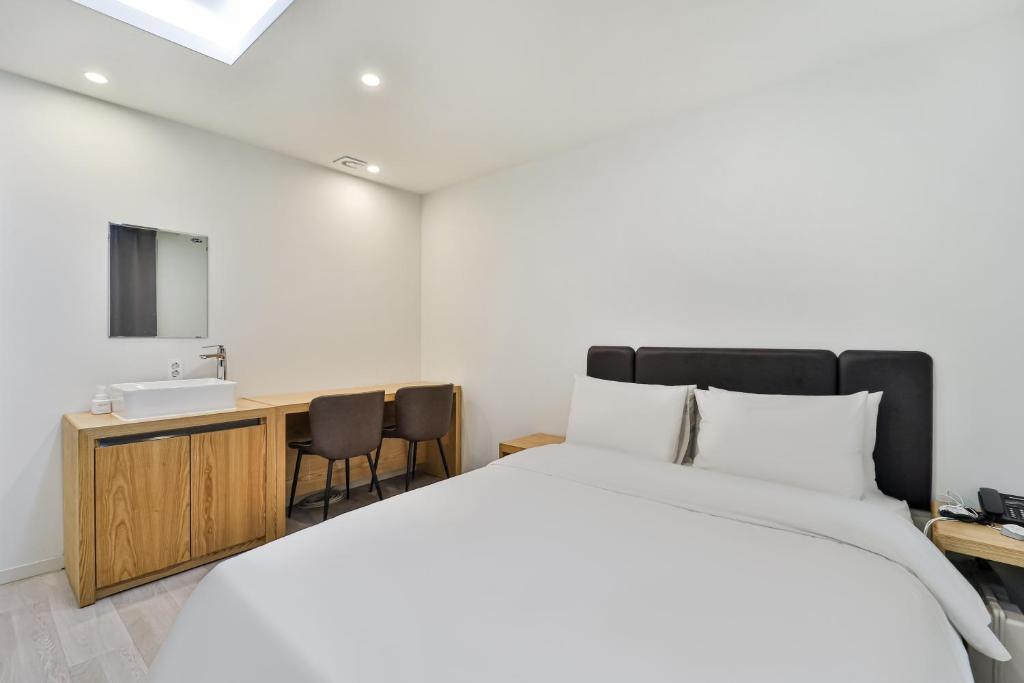 Postel nebo postele na pokoji v ubytování Sloth Hotel Busan Seomyeon