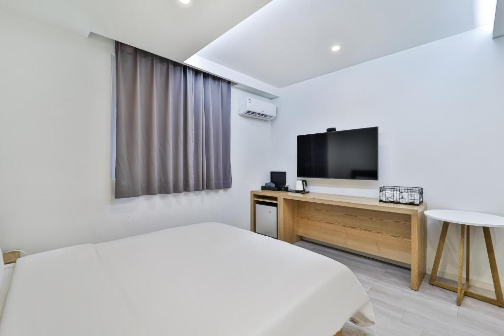 TV a/nebo společenská místnost v ubytování Sloth Hotel Busan Seomyeon